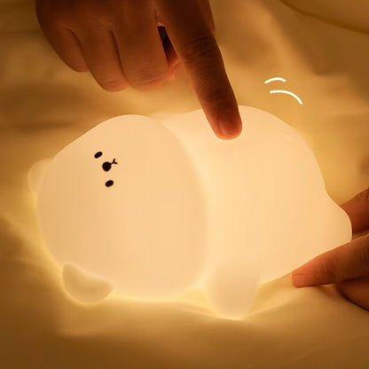 Doigt touchant le ventre de bebe veilleuse tactile