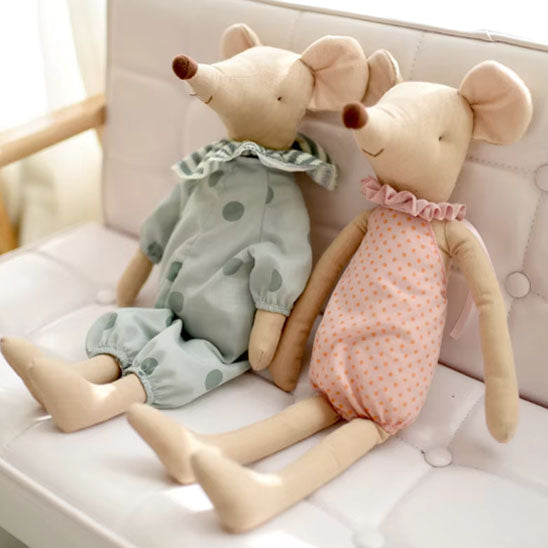 Doudou bebe deux souris assises sur fauteuil
