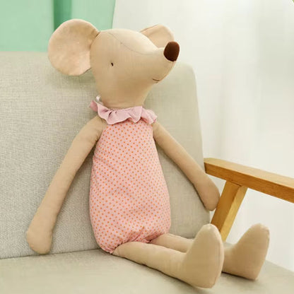 Doudou bebe souris fille assise sur fauteuil