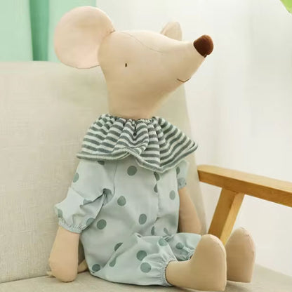 Doudou bebe souris peluche assis sur fauteuil