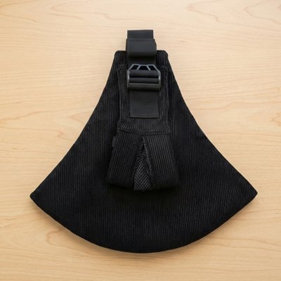 Écharpe de portage bébé noire en velours côtelé.