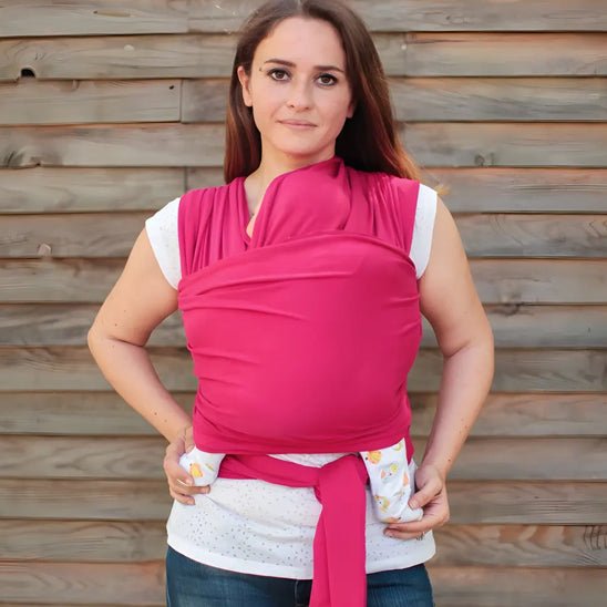 Maman portant bébé écharpe de portage rose