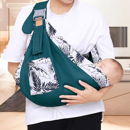 Maman portant bébé dans echarpe de portage turquoise