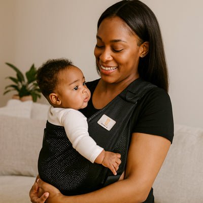 Maman portant bébé dans echarpe de portage ultra-légère noire
