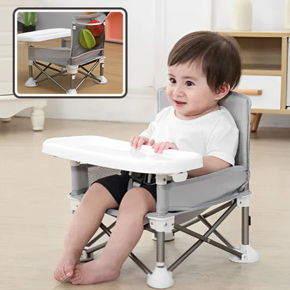 Enfant assis dans petite chaise haute bébé portative