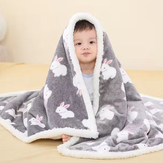 Enfant avec couverture bébé lapins sur la tête