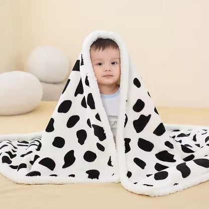Enfant avec couverture bébé motifs peau de vache