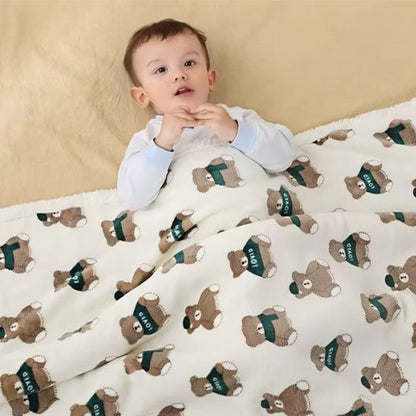 Enfant couché sous couverture bébé ourson