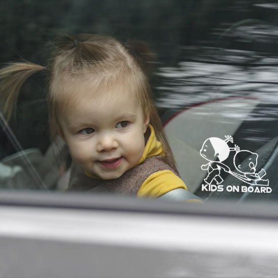 Enfant derrière la vitre regardant l'autocollant Bébé à Bord.