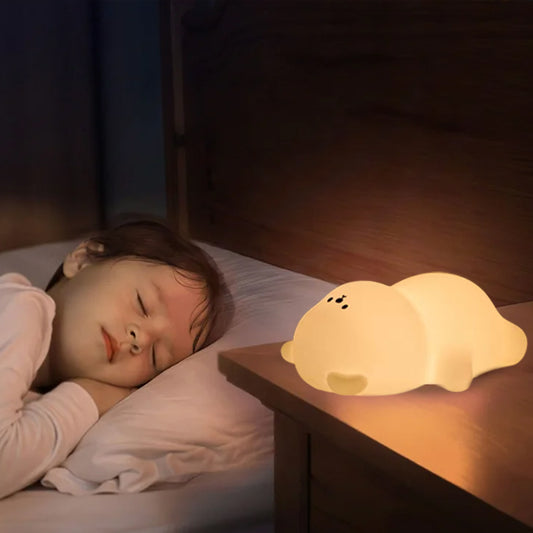 Enfant dormant avec bebe veilleuse ourson