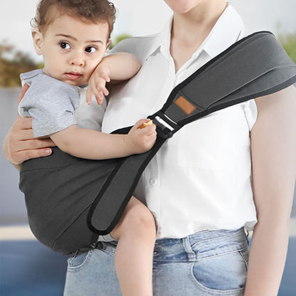 Enfant en promenade avec maman dans porte bebe gris foncé