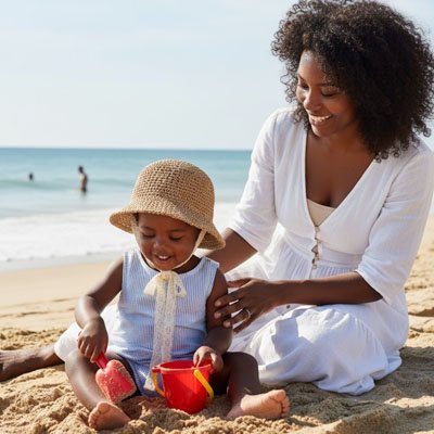 Enfant en voyage avec maman portant son chapeau bebe Panama.
