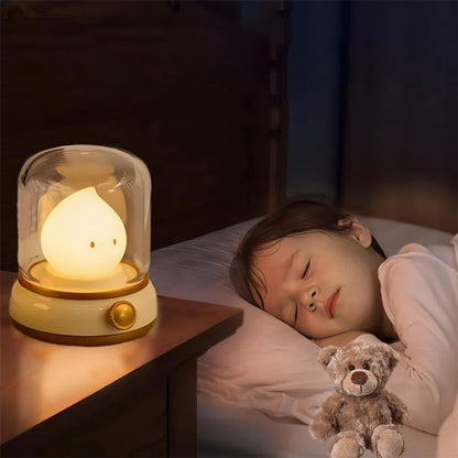 Enfant endormi avec veilleuse bébé petite flamme