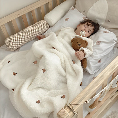 Enfant endormi avec couverture polaire et ourson