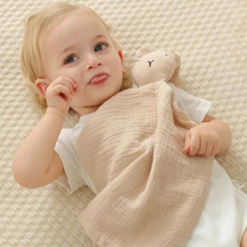 Enfant grimace et doudou beige