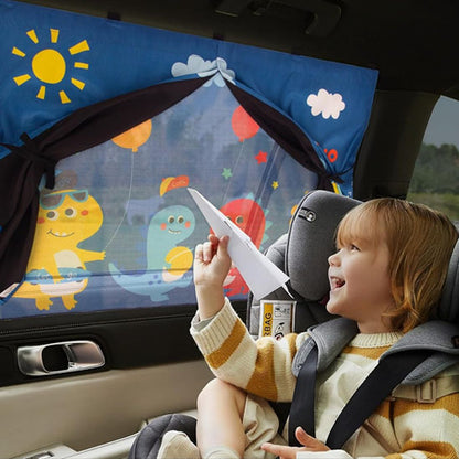 Enfant jouant avec un avion en papier et pare soleil voiture bébé. 