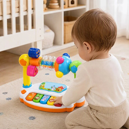 Enfant jouant dans sa chambre avec son Piano bebe coloré.