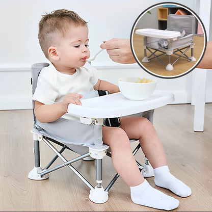 Enfant mangeant son repas dans chaise haute bébé portative