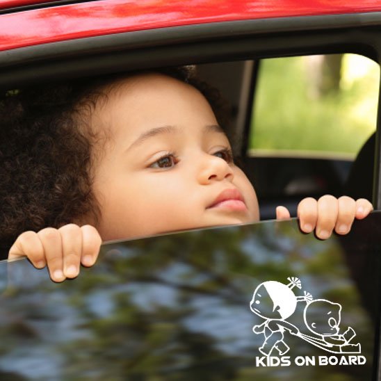 Enfant regarde par la vitre de la voiture et autocollant Bébé à bord.