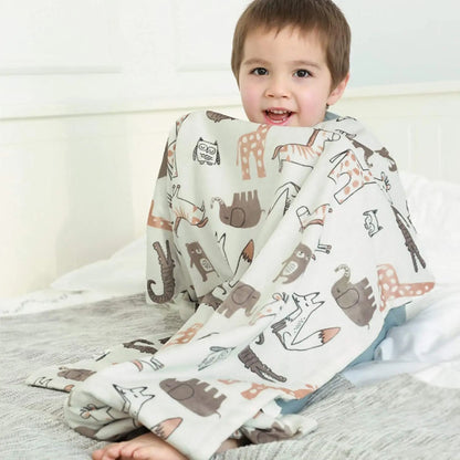 Enfant se cache avec couverture bébé animaux safari