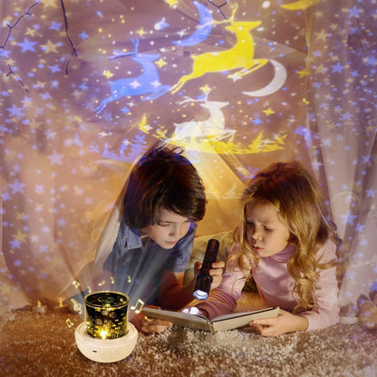 Enfants lisant histoire avec veilleuse projection sous cabane de draps