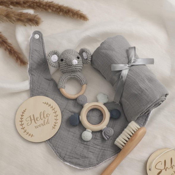 Ensemble hochet bébé gris en pur coton et bois naturel.