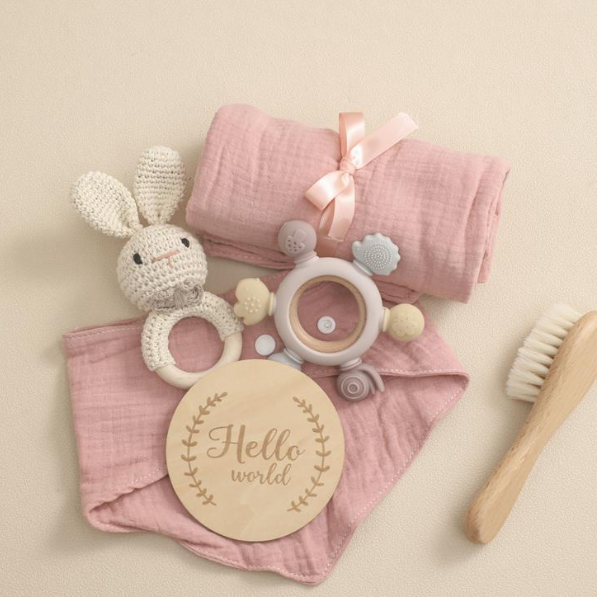 Ensemble de hochet bébé rose pour fille.
