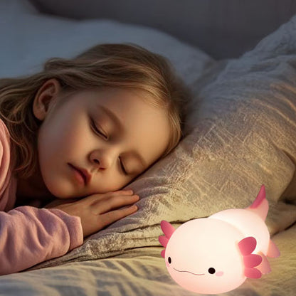 Fillette endormie avec veilleuse enfant axolotl