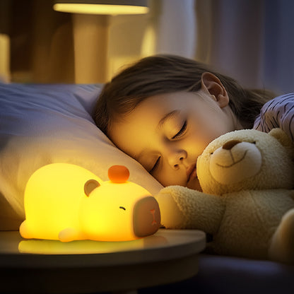 Fillette endormie avec veilleuse enfant capybara