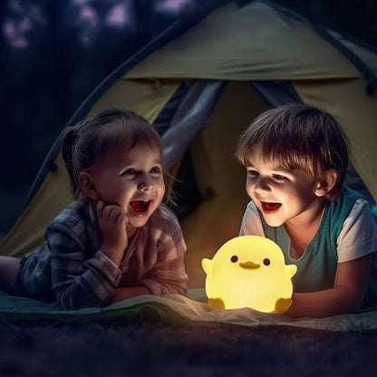 Fillette et garçon en camping heureux avec veilleuse bébé