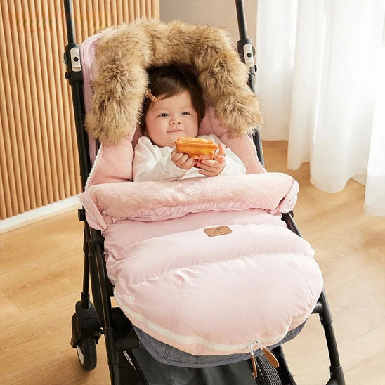 Fillette installée dans la poussette et chanceliere bebe rose