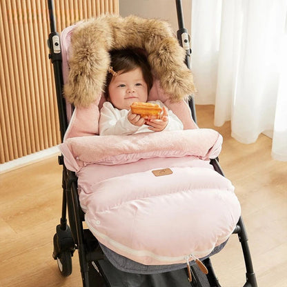 Fillette installée dans la poussette et chanceliere bebe rose