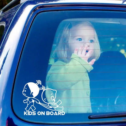 Fillette regardant par la vitre arrière de l'auto et autocollant bébé à bord.