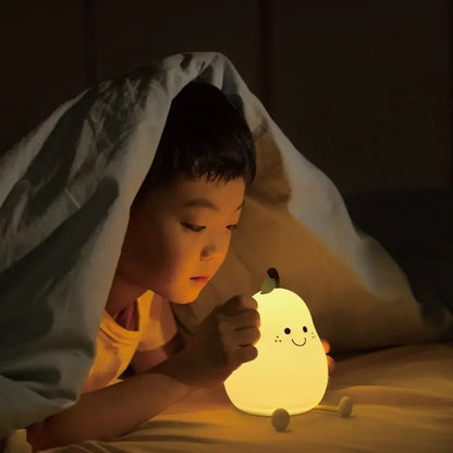 Garçon dans son lit qui observe une veilleuse bébé