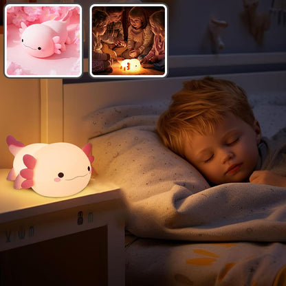 Garçon dormant paisiblement avec veilleuse enfant axolotl