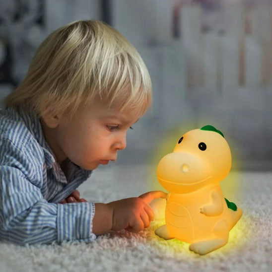Garçon jouant avec veilleuse bebe T-Rex tactile
