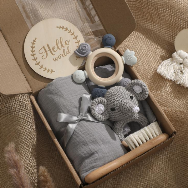 Hochet bébé coffret cadeau éléphant gris.