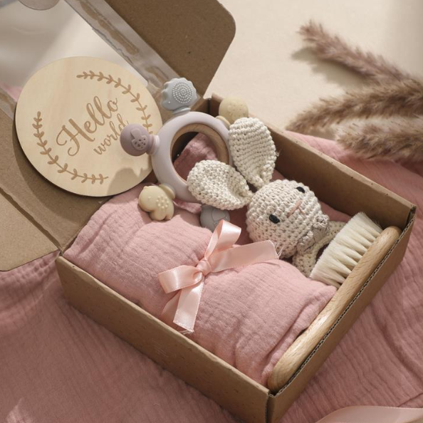 Hochet bébé coffret cadeau fille lapin rose.