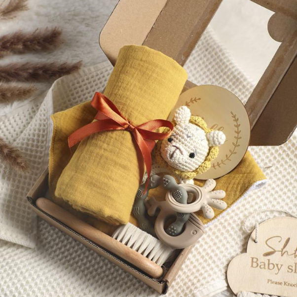 Hochet bébé coffret cadeau lion jaune cumin.