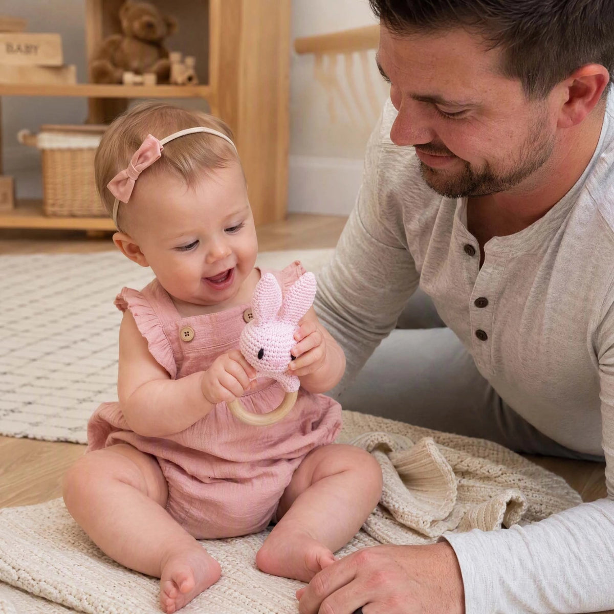 Hochet bébé lapin pour soulager les douleurs liées à la poussée des dents.