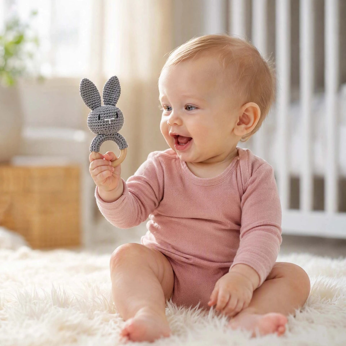 Hochet bébé tricoté au crochet, doux et agréable au toucher.