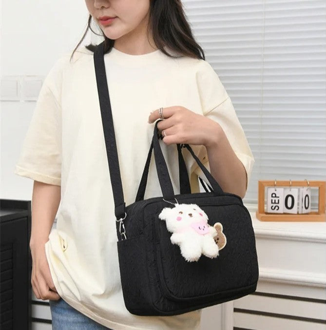 Jeune femme moderne et sac à langer noir.