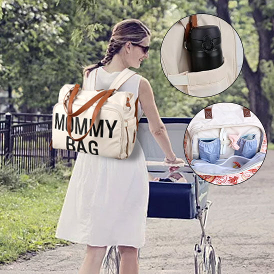 Jeune maman en promenade avec poussette et grand sac a langer