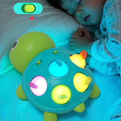 Bébé endormi avec son jouet bebe tortue lumineuse et bruits blancs.