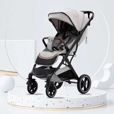 Magnifique poussette compacte gris clair ultra légère.