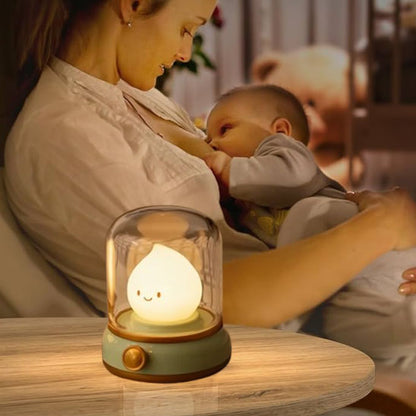 Maman allaitant bébé avec veilleuse bébé petite flamme