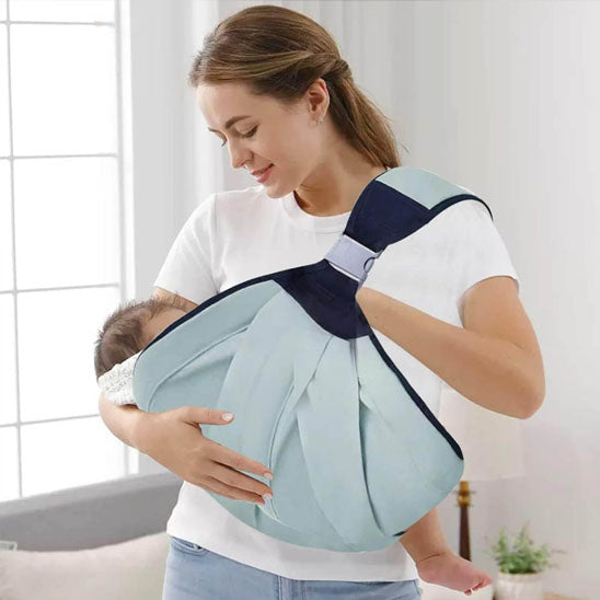 Maman câlinant bébé couche dans porte bebe bandoulière