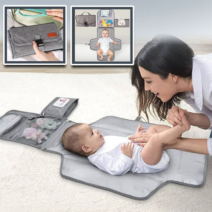 Maman câline son bébé couché sur tapis à langer nomade