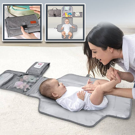 Maman câline son bébé couché sur tapis à langer nomade