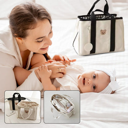 Maman câline bébé et sac a langer mignon